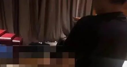 71岁谭咏麟被爆睡23岁女粉丝，床边照片曝光：已经不是第一次了……